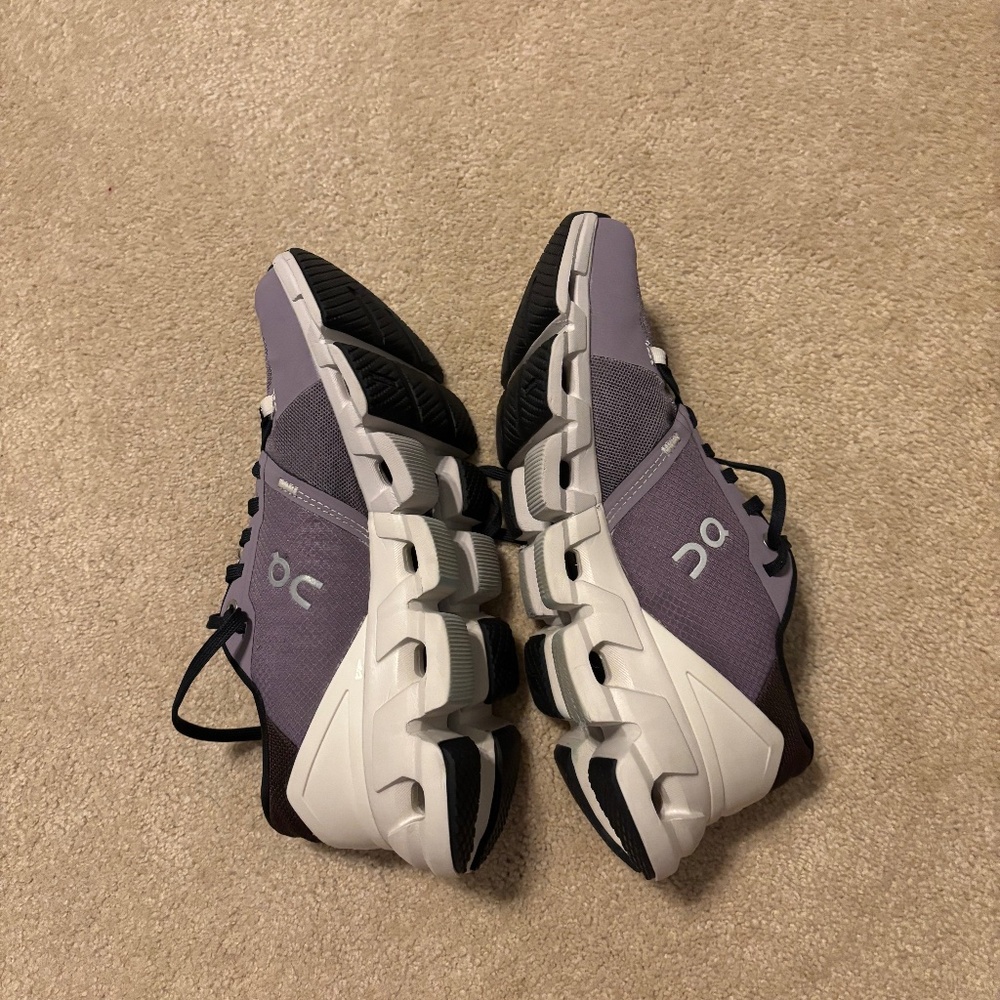 ON Cloudflyer 4 in Shark/Pearl size 8
